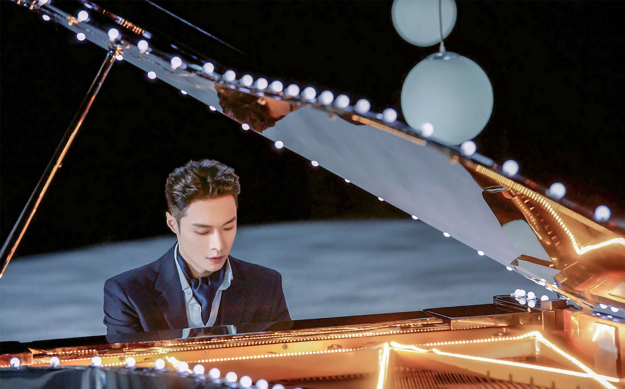 张艺兴弹钢琴壁纸图9p 和艺兴疾风骤雪中描绘浪漫意境 在钢琴的黑白