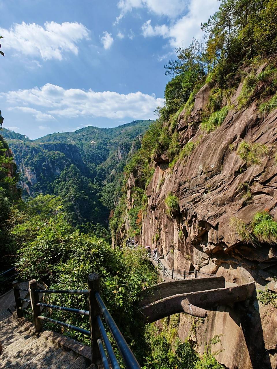 天台山景区内根据其地理位置和特色共分为:国清景区,赤城景区,仿い