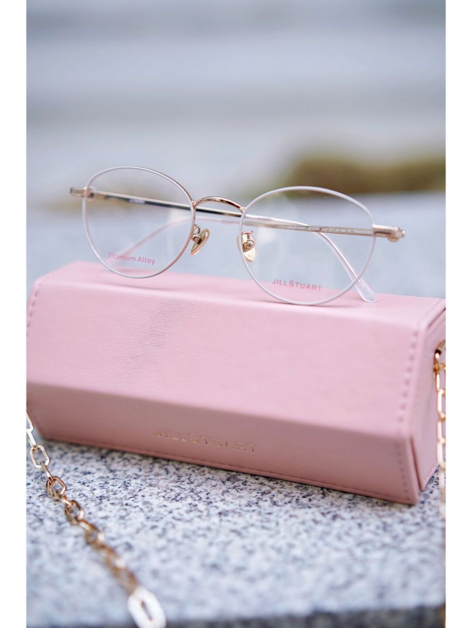 眼镜女孩的穿搭look, 春日正好,搭配一身粉红少女心的连衣裙 jill