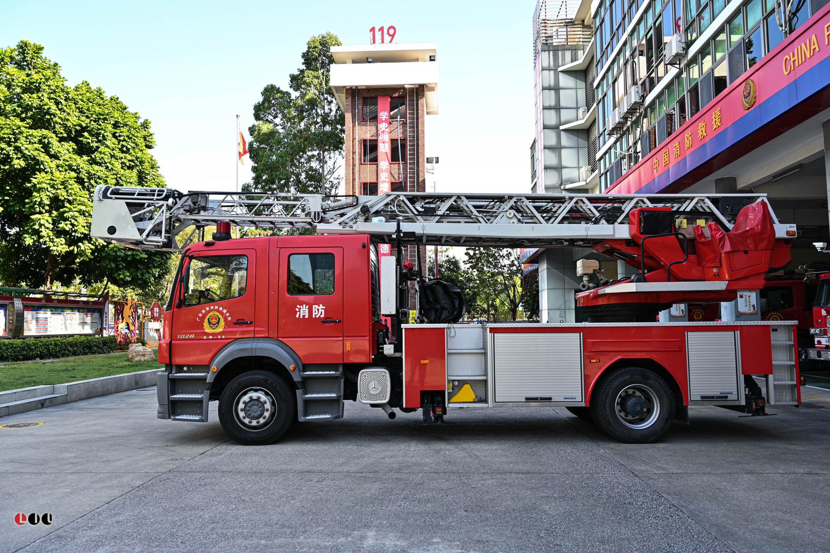 深圳消防,马基路斯32米直曲臂消防车,采用双排奔驰驾驶室