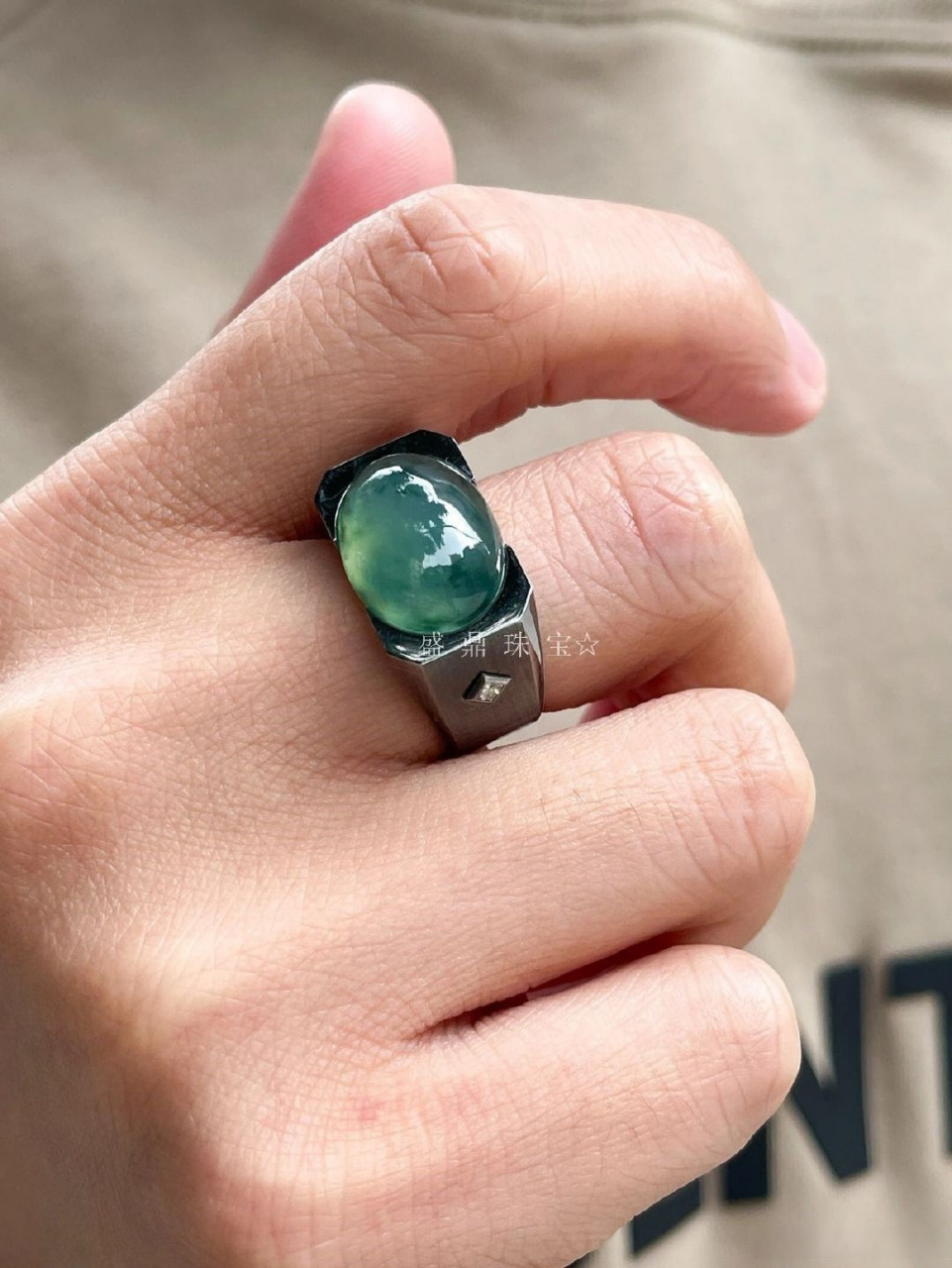 【轻奢设计款翡翠男戒,桀骜不羁的个性魅力】翡翠#盛鼎珠宝##以翠会友