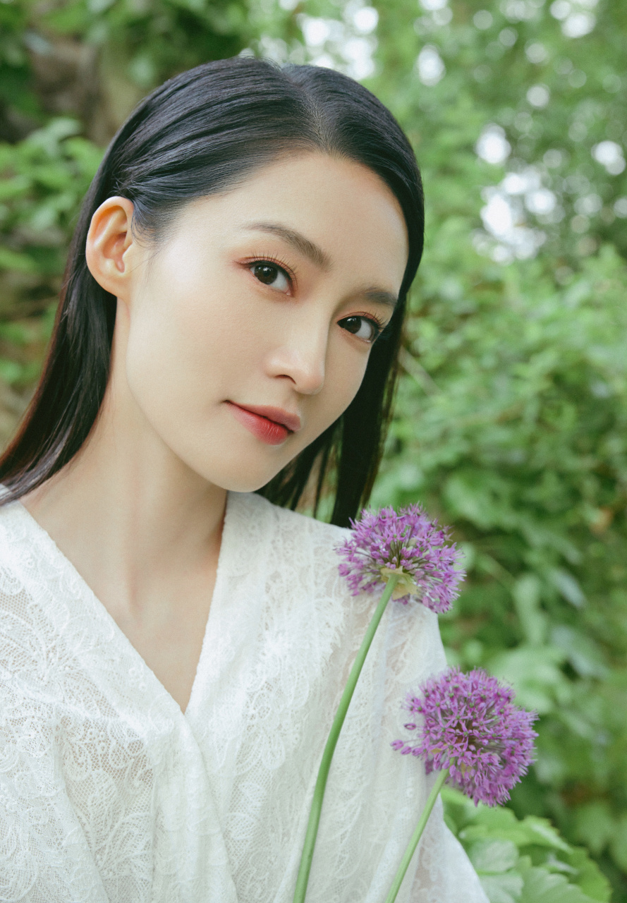 李沁 清素雅致,出尘不染.