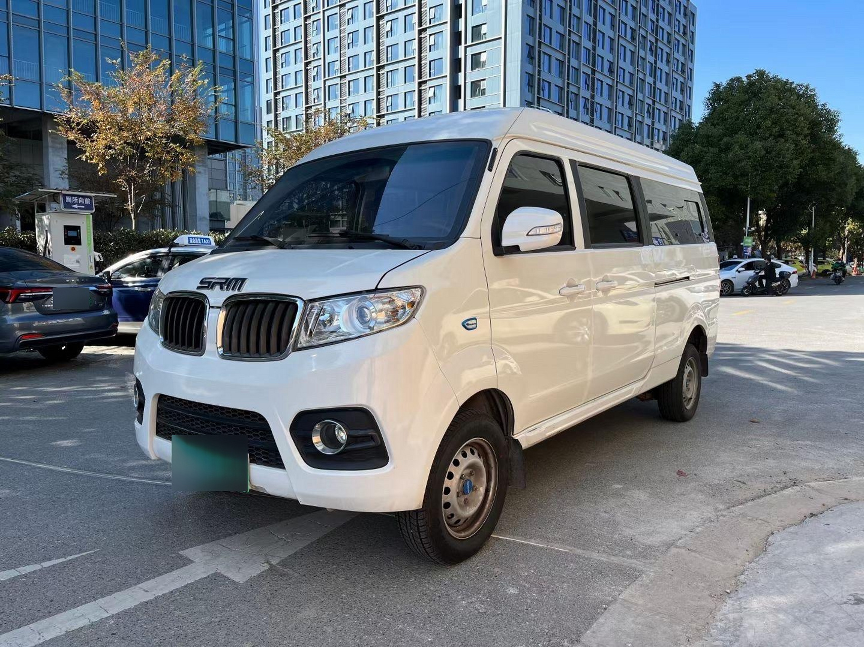 srm华晨鑫源纯电面包车  7座
