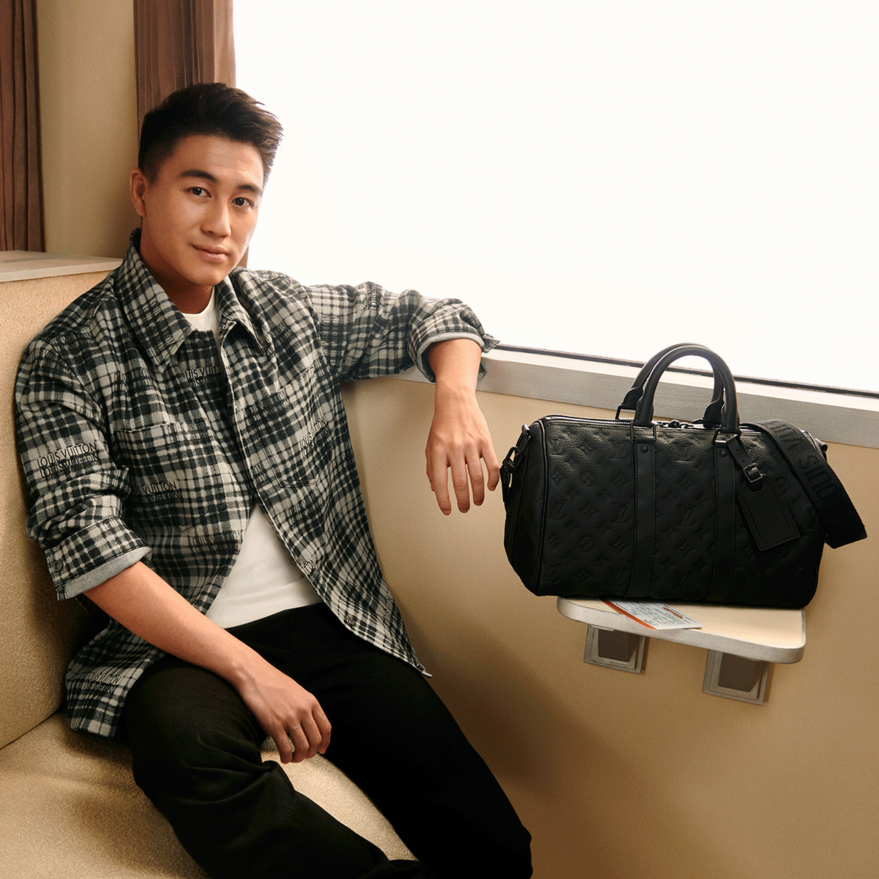 奚梦瑶 @奚梦瑶 与何猷君marioho 一起为路易威登 拍摄七夕广告大片