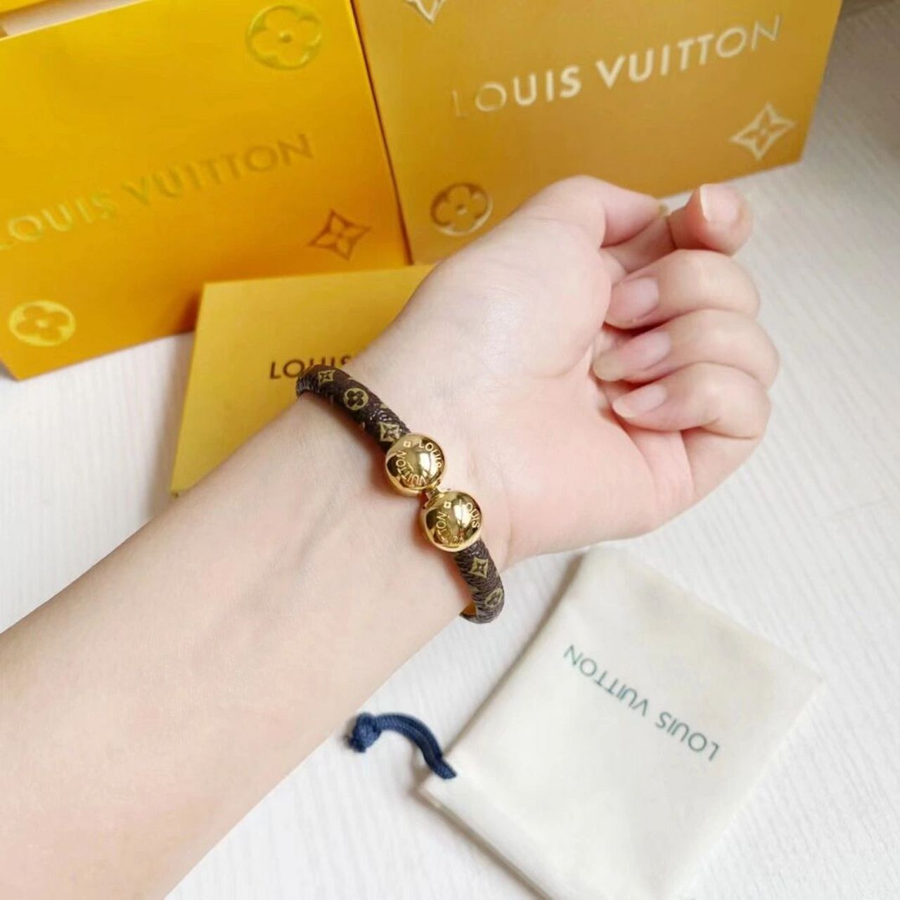 louis vuitton/路易威登lv老花双扣手环 特别经典的一款 老花金扣手环