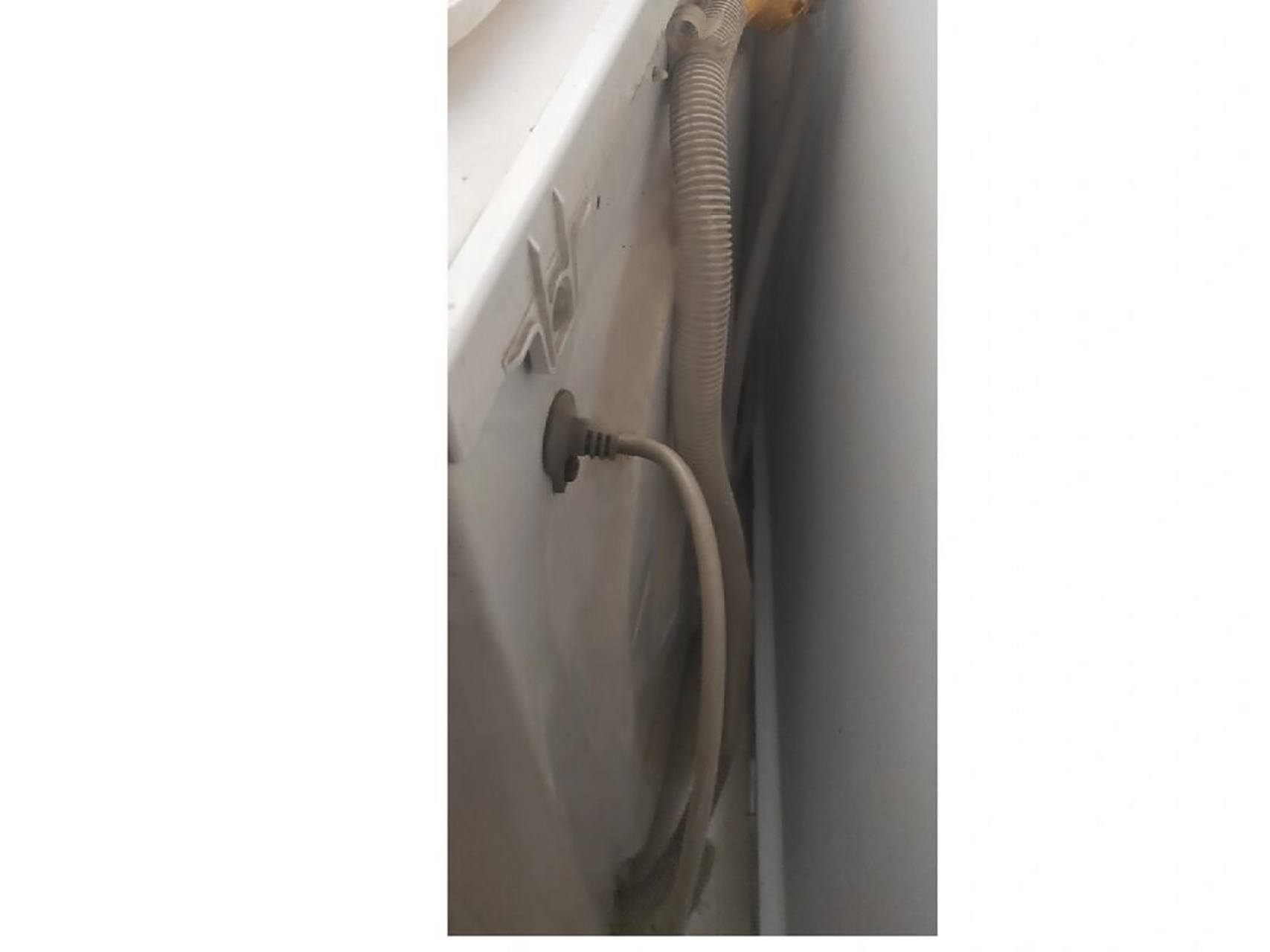 none 原来滚筒洗衣机的排水管要从上面走,而不是直接平放地上插进下水