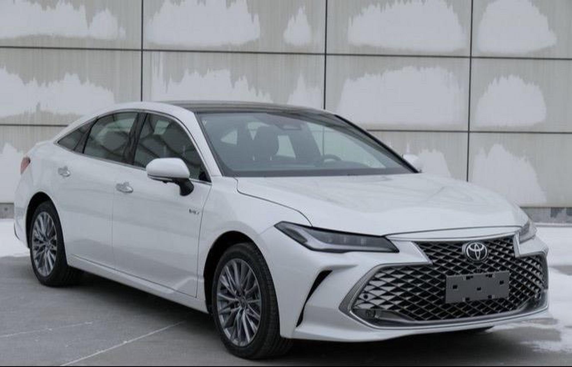 24款亚洲龙来了,全系8雷达加贯穿尾灯. 取消2.5 8at,增加19寸轮毂.