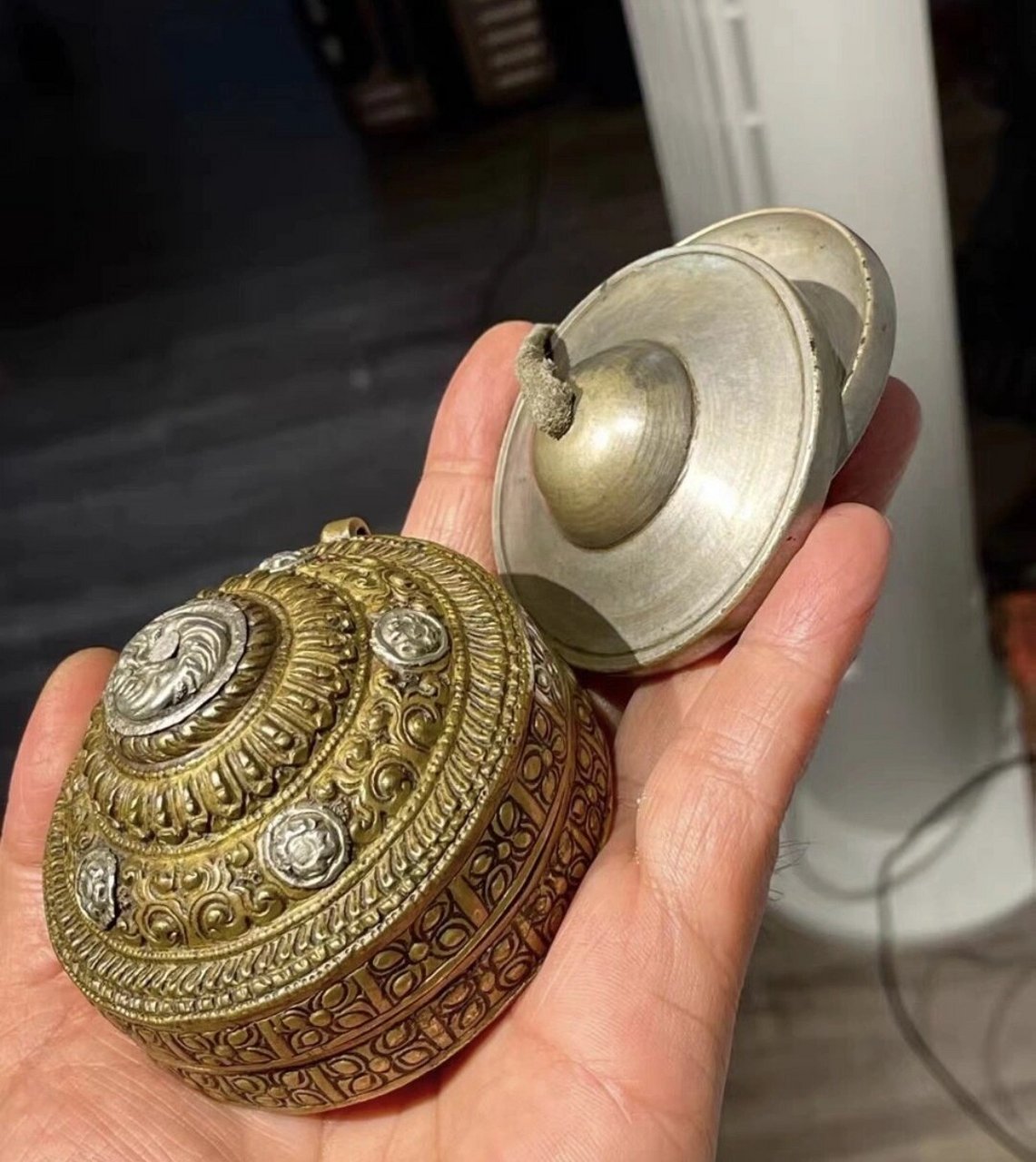 老碰铃一套 清代  满工 三色铜 卷草莲花纹 铃盒 碰铃盒 内装清代小铃