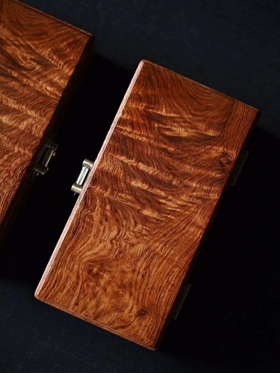 黄花梨"水光潋滟"首饰盒 榫卯结构,周身素雅无雕,纹理似潋滟波光,尽显