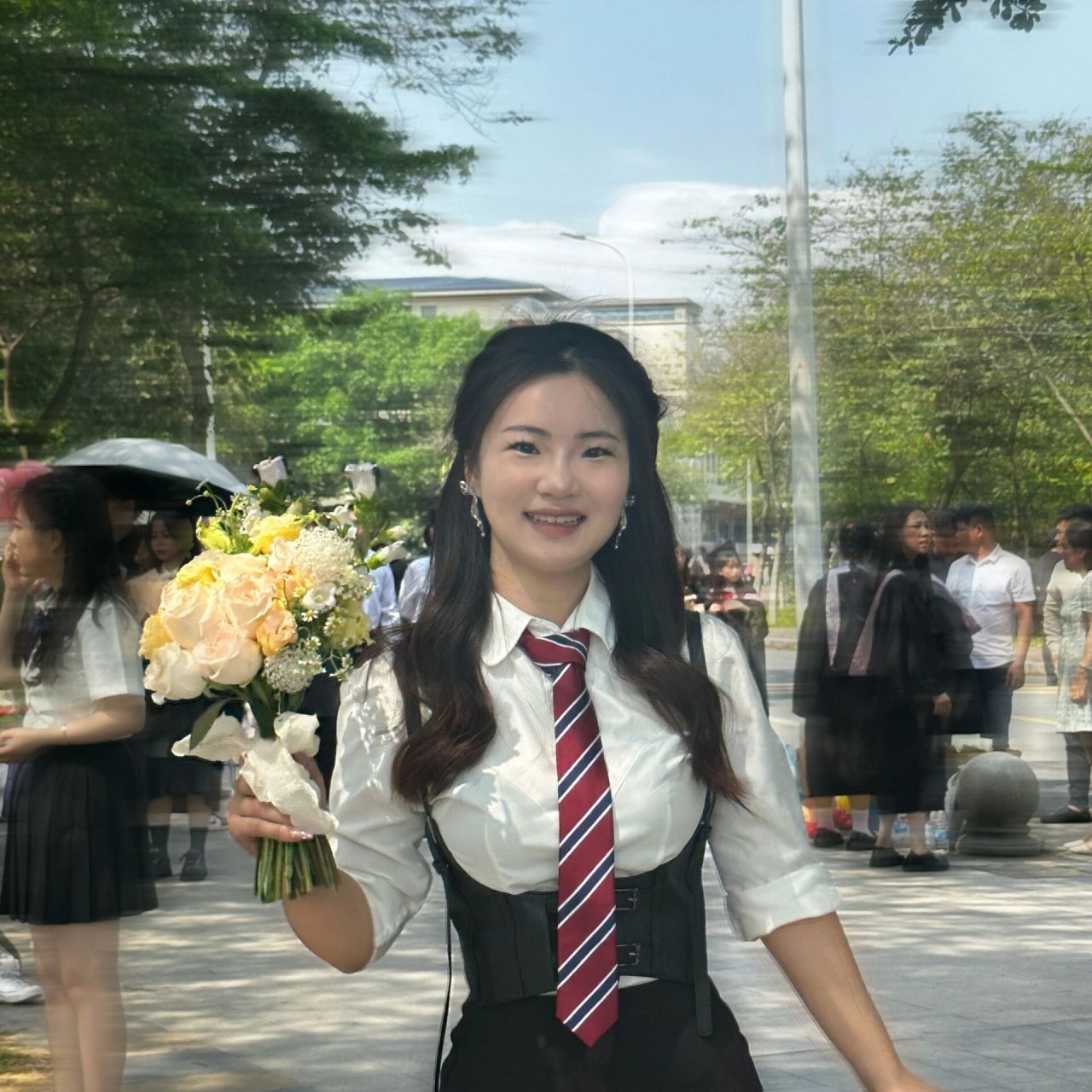 毕业照选手捧花超酷的好吗!
