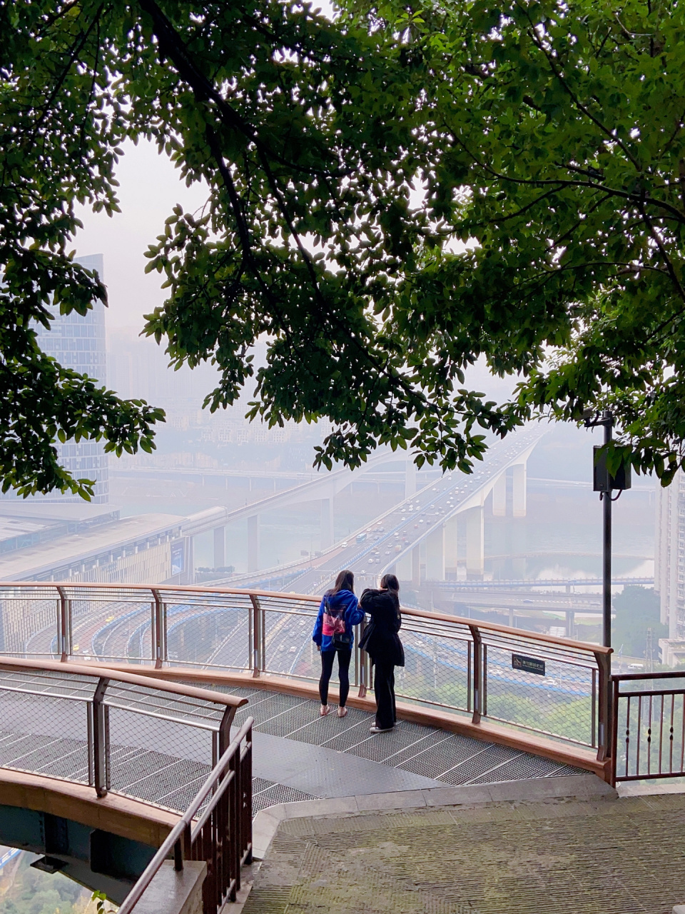 临时决定徒步爬山,走了其中一段,从02佛图关轻轨站下车 	 经过了佛