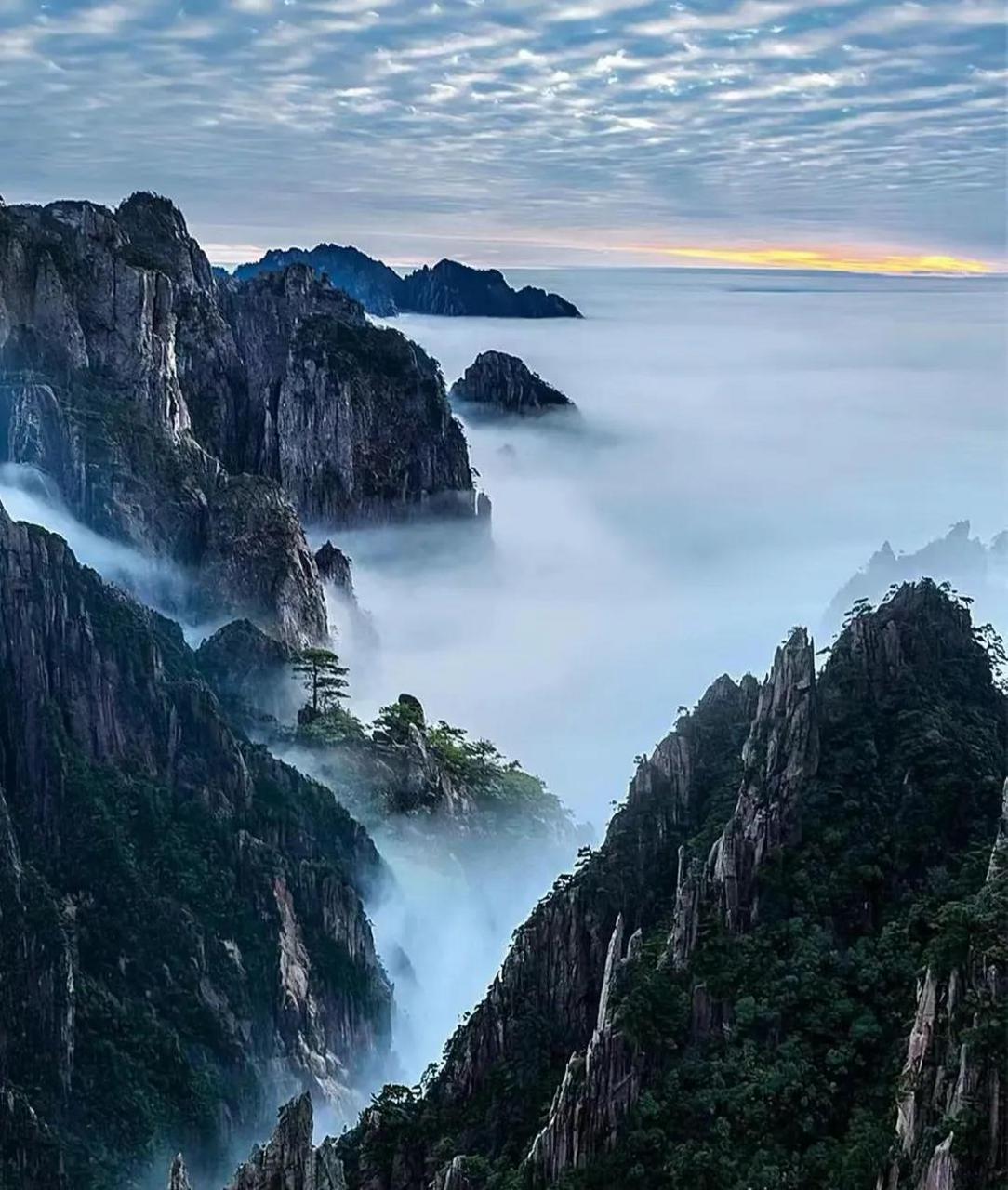 黄山云海景观奇致,时如波涛翻流,时如缓缓溪流,忽东又忽西,时而回旋