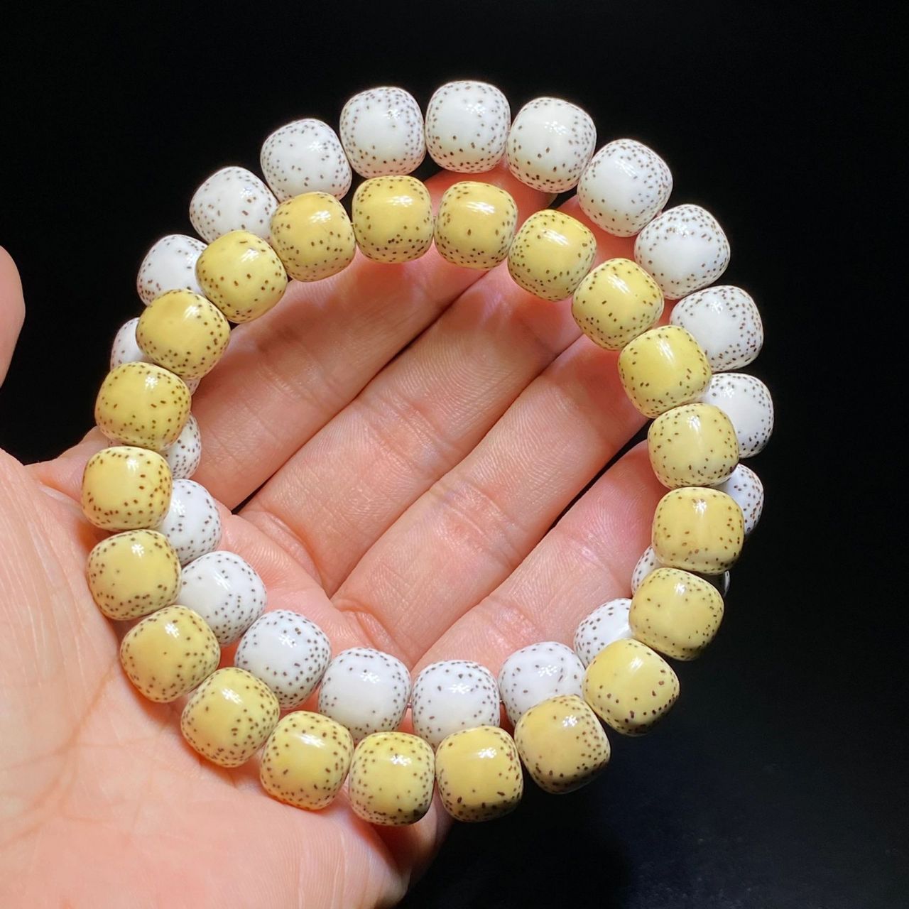 星月菩提碰水虽然不会坏掉,但碰水会范红.