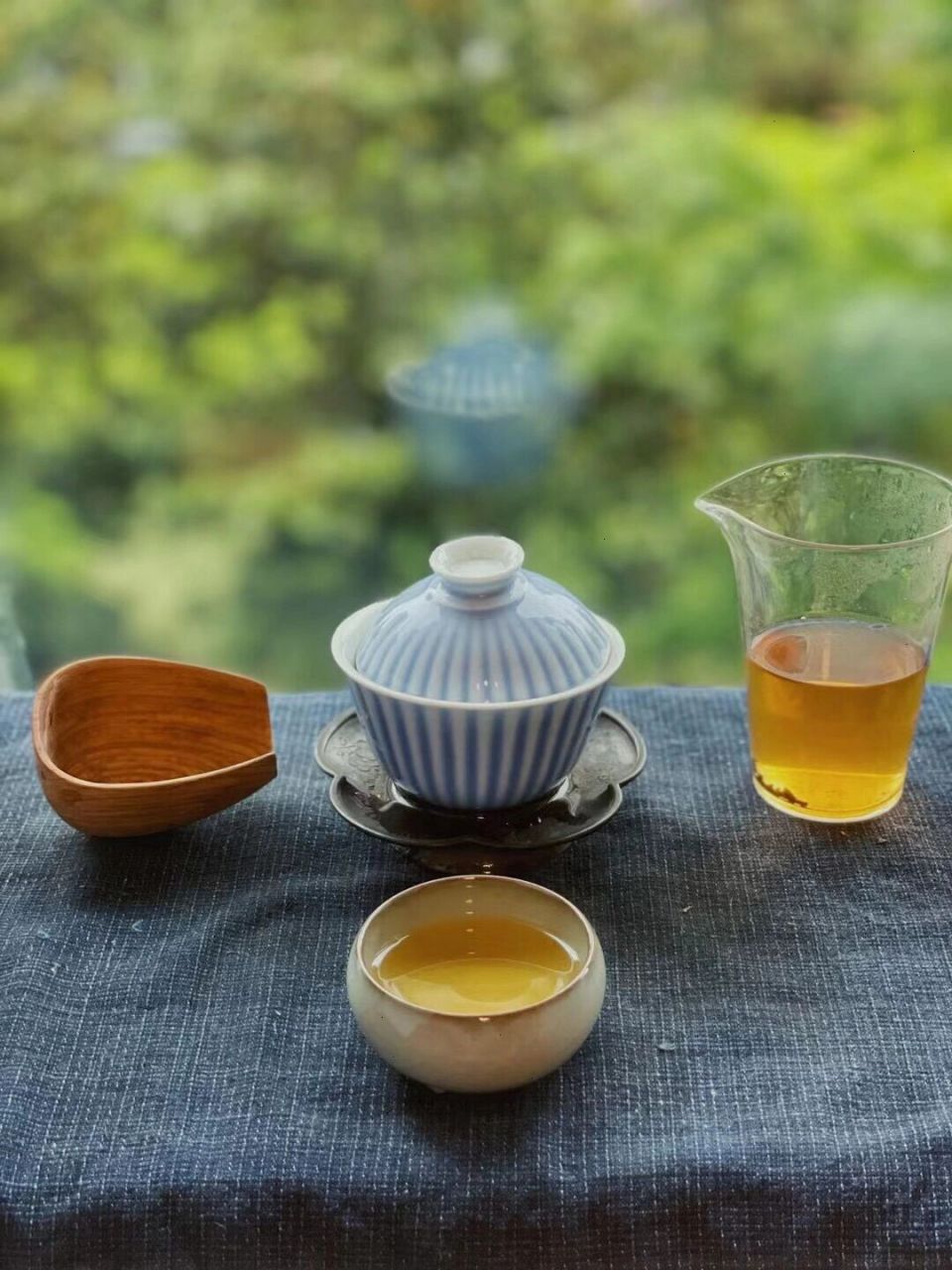 喝茶悠闲惬意的那些句子 1,生活有茶香,灵魂有茶气 2,时间就在这一嗅