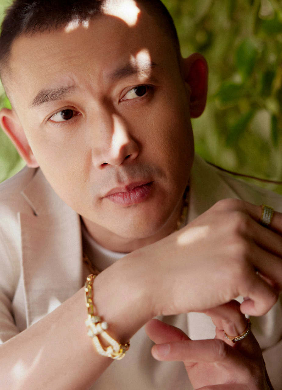 白色西装彰显成熟魅力,举手投足诠释不凡姿态.