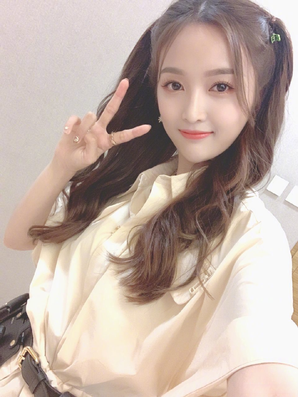 有网友指出吴宣仪2021的收入接近一亿,其中分成3千万.真的假的啊?