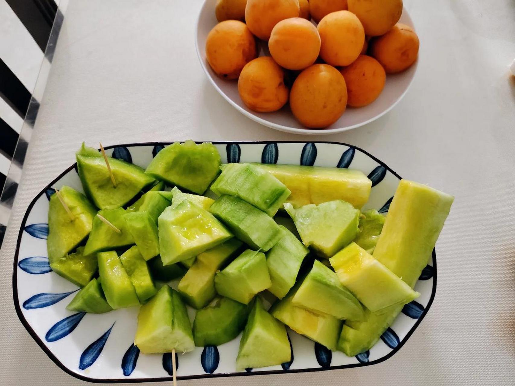 大晚上的孩子爹又切一盘甜瓜,吃完饭还没消化 ,不吃又不好意思,就吃两
