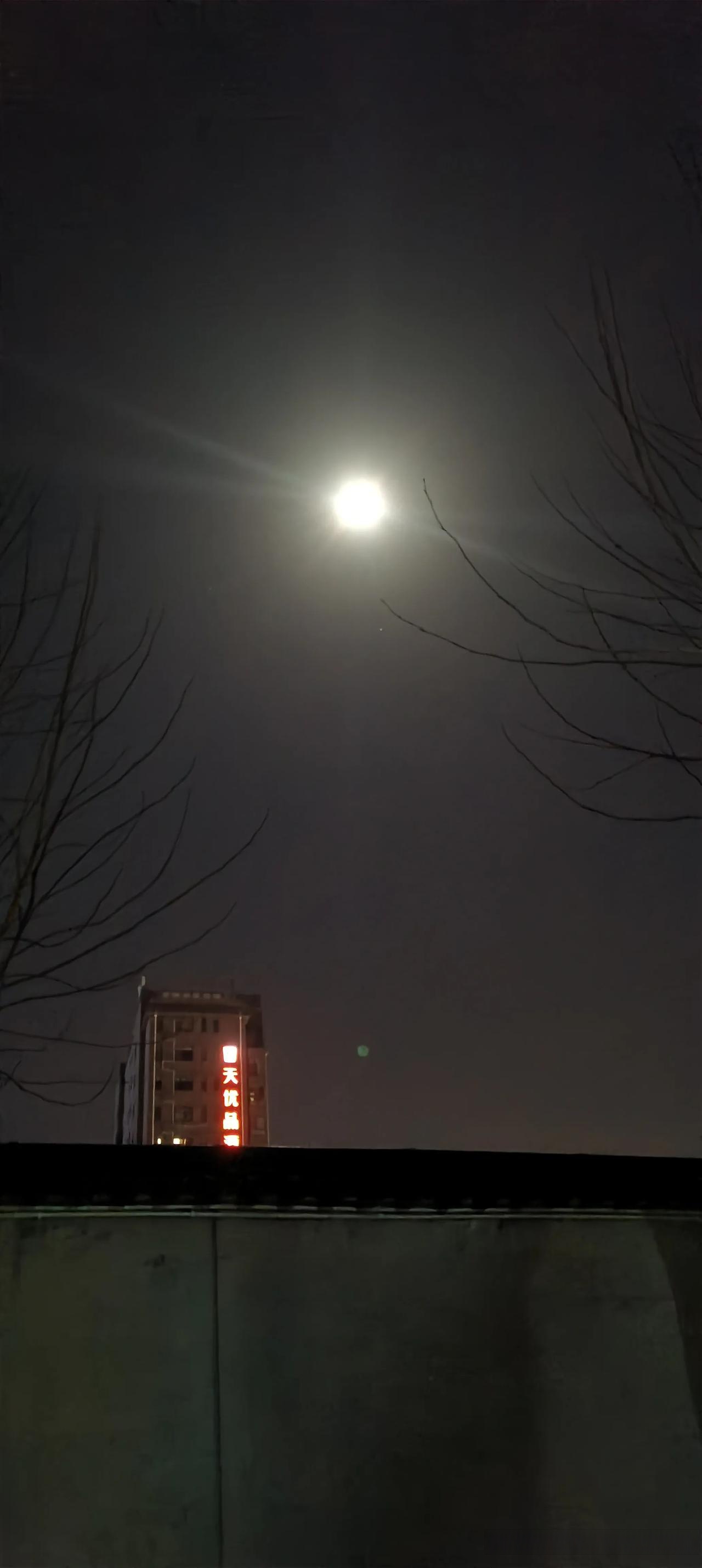 月亮真圆 专家没骗人,我刚看了,月亮是真的圆!