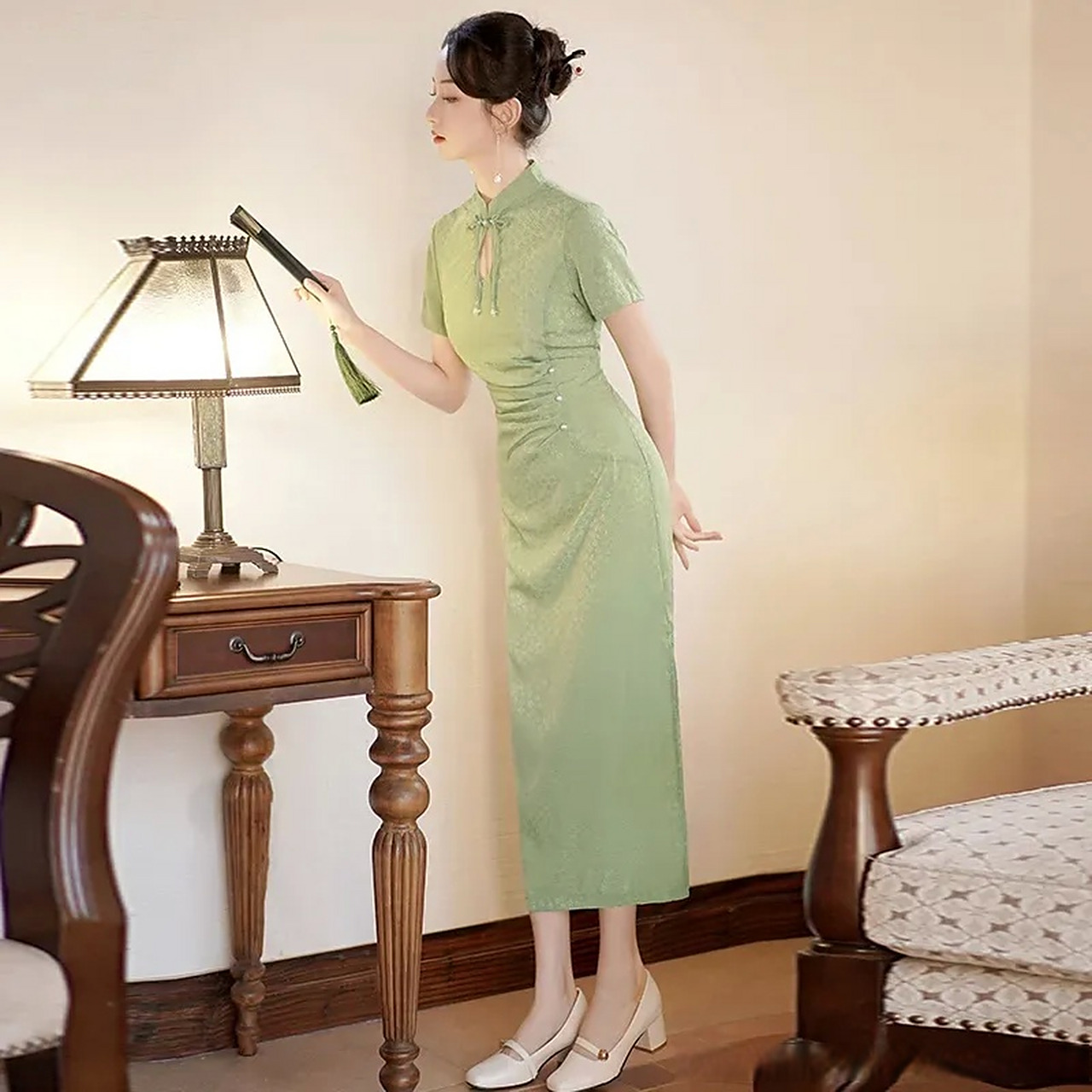 鞋子选择:旗袍通常搭配高跟鞋,能够体现出女性的身材优美和性感曼 ..