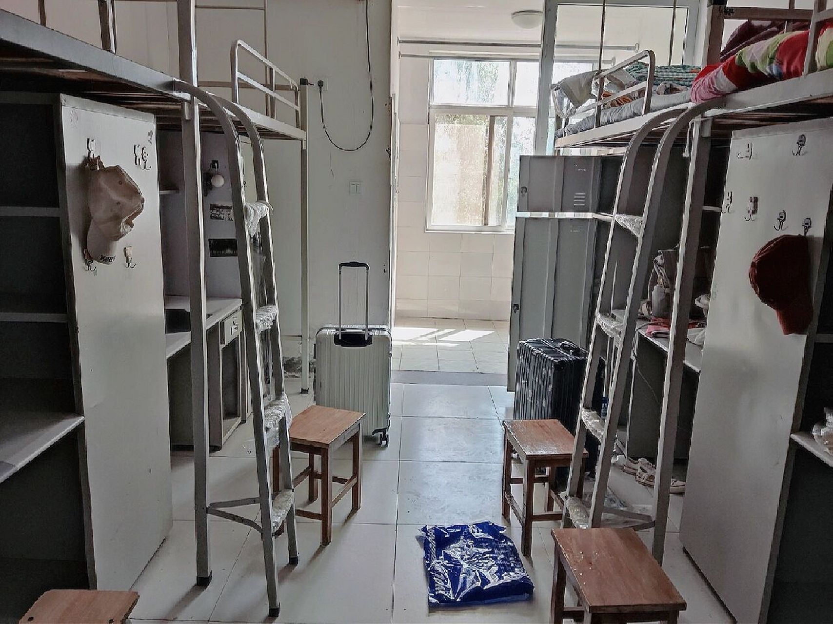 宿舍情况 图二是武汉职业技术学院西区甚至是整个学校住宿最好的宿舍