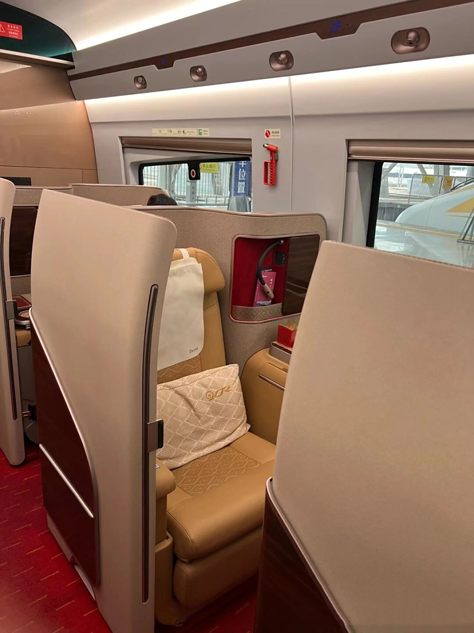 求助:京沪复兴号商务座班次 如题,上海到北京,哪些车次的商务座是像图