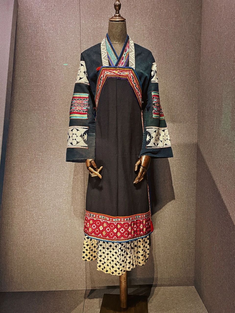 贵州布依族服装女性图片