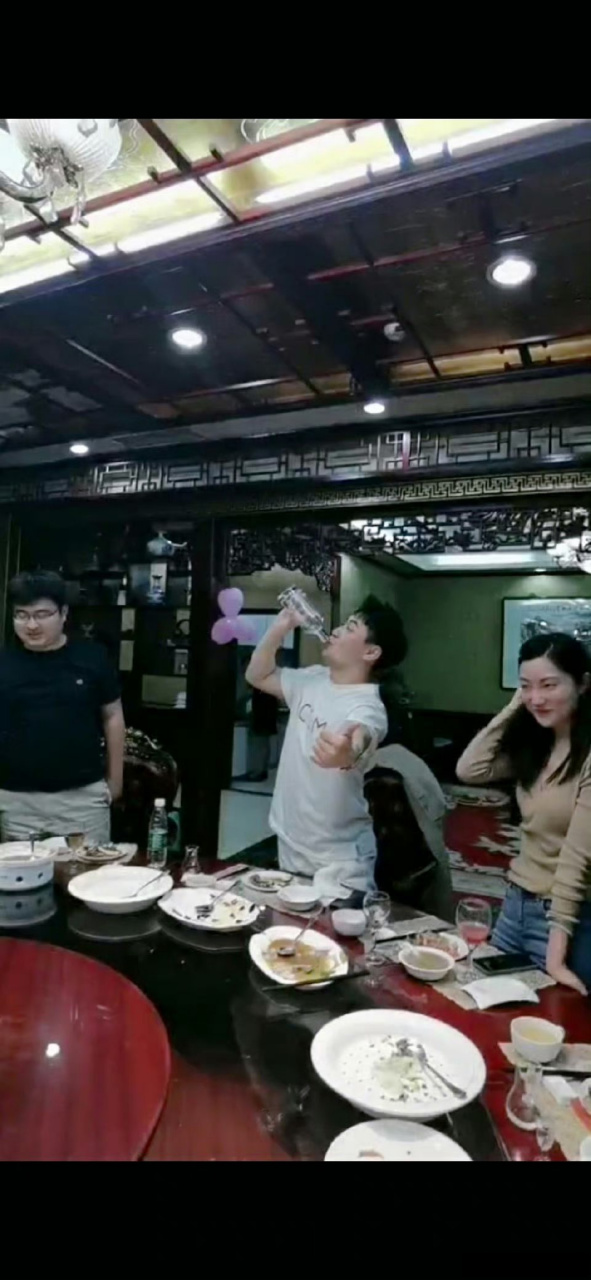 女儿在爸爸朋友圈发长文拜托别劝酒#酒桌文化#特别想讲几句,我看到