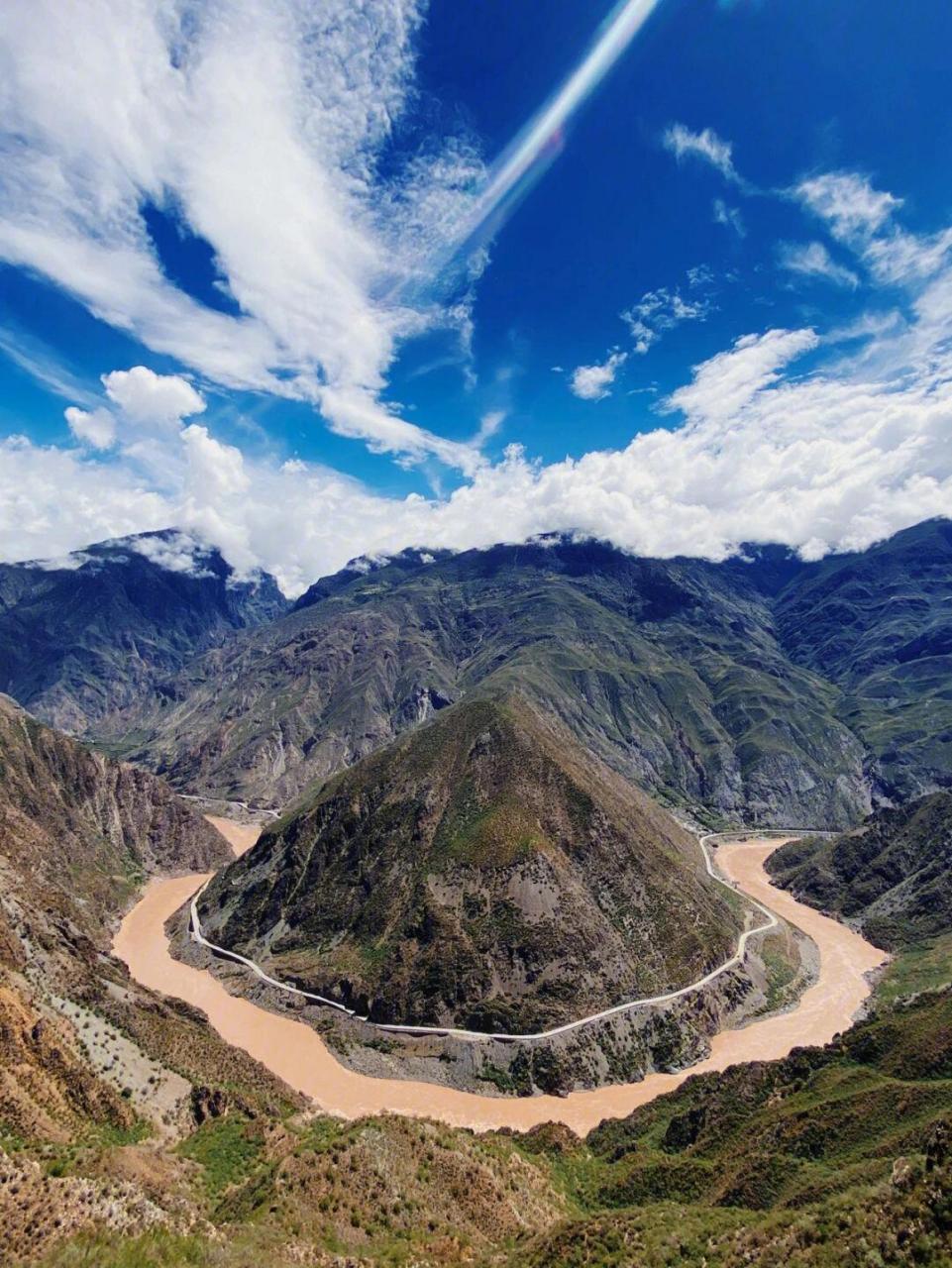 月亮湾,又叫金沙江第一湾, 月亮湾,又叫金沙江第一湾,是云南和四川的