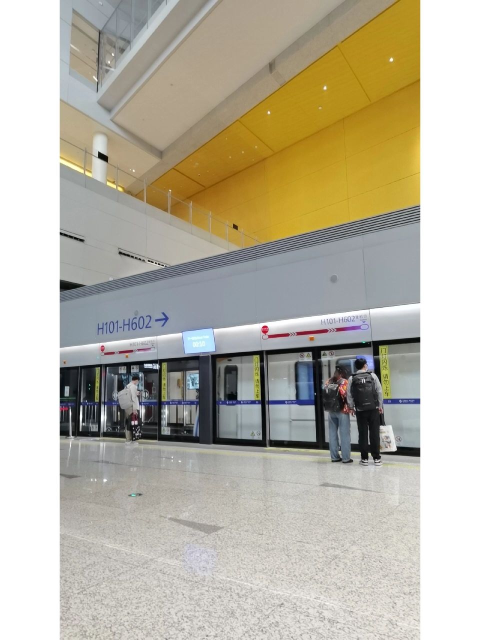 浦东机场t2航站楼,h开头的登机口进安检以后还要走得特别远,特别远