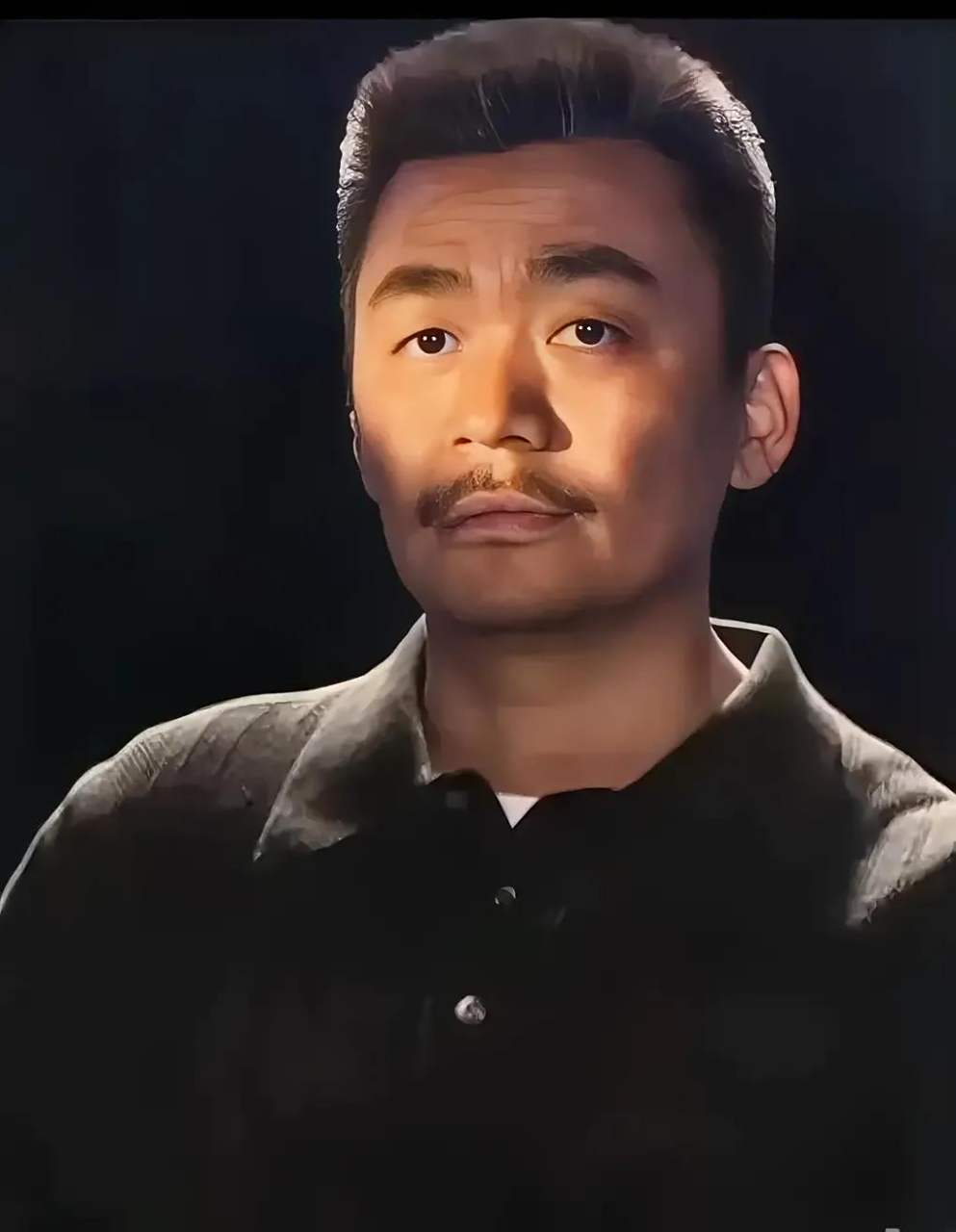 王宝强这张剧照确实挺像鲁迅的,神态眼神无可挑剔.