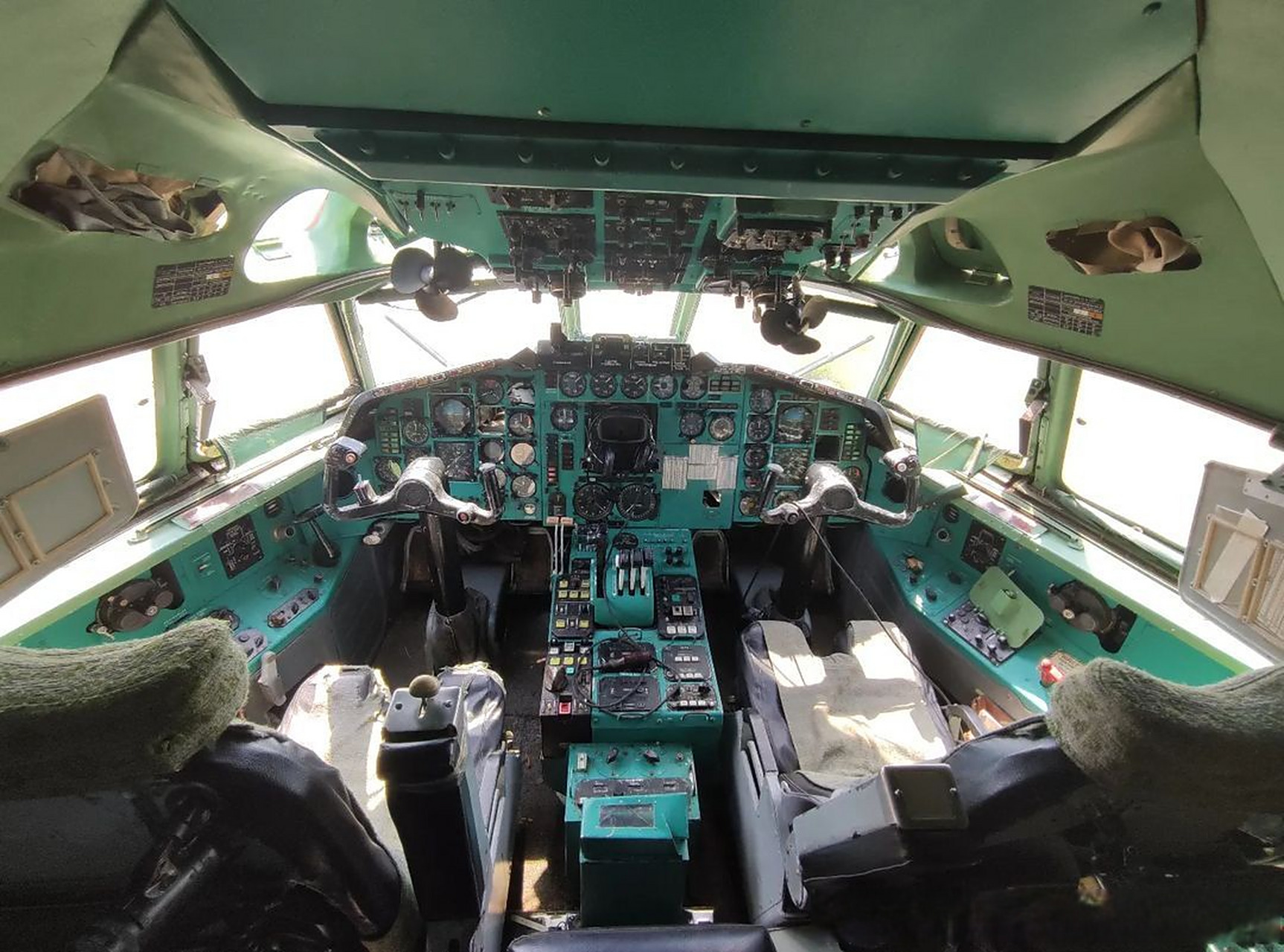 图-154驾驶舱