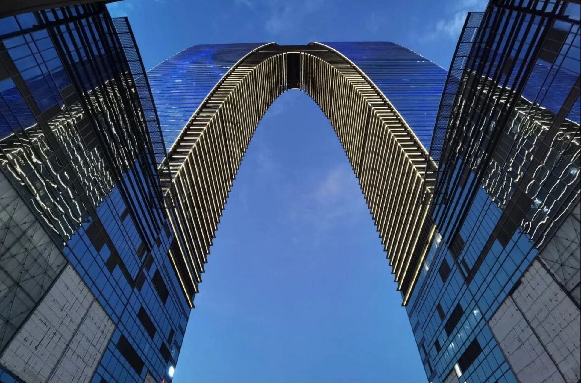 地标东方之门|苏州"大裤衩 "拍照 7715苏州东方之门,俗称秋裤楼