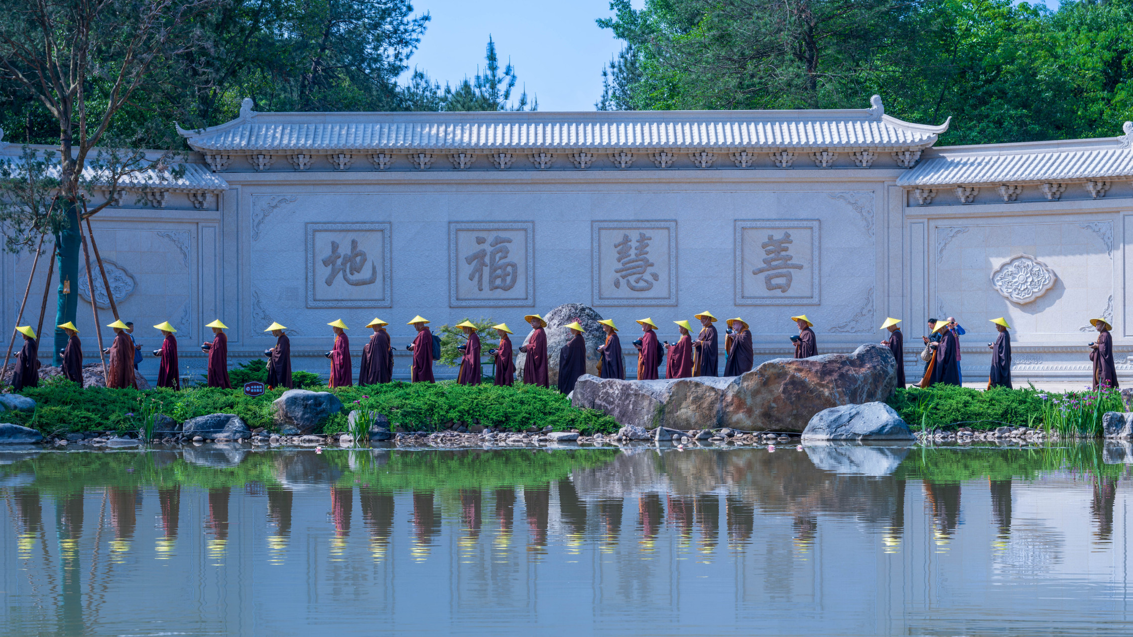 今天上午义乌双林寺很热闹,举行了首届"托钵行脚"活动