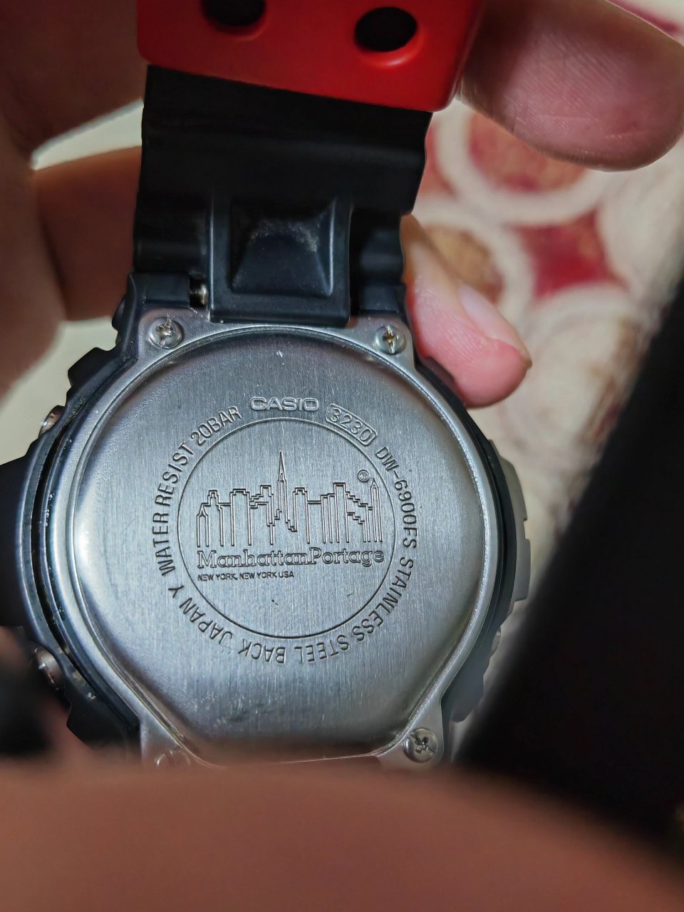 这款手表是gshock系列最为经典的型号之一,这款是与潮牌曼哈顿的联名