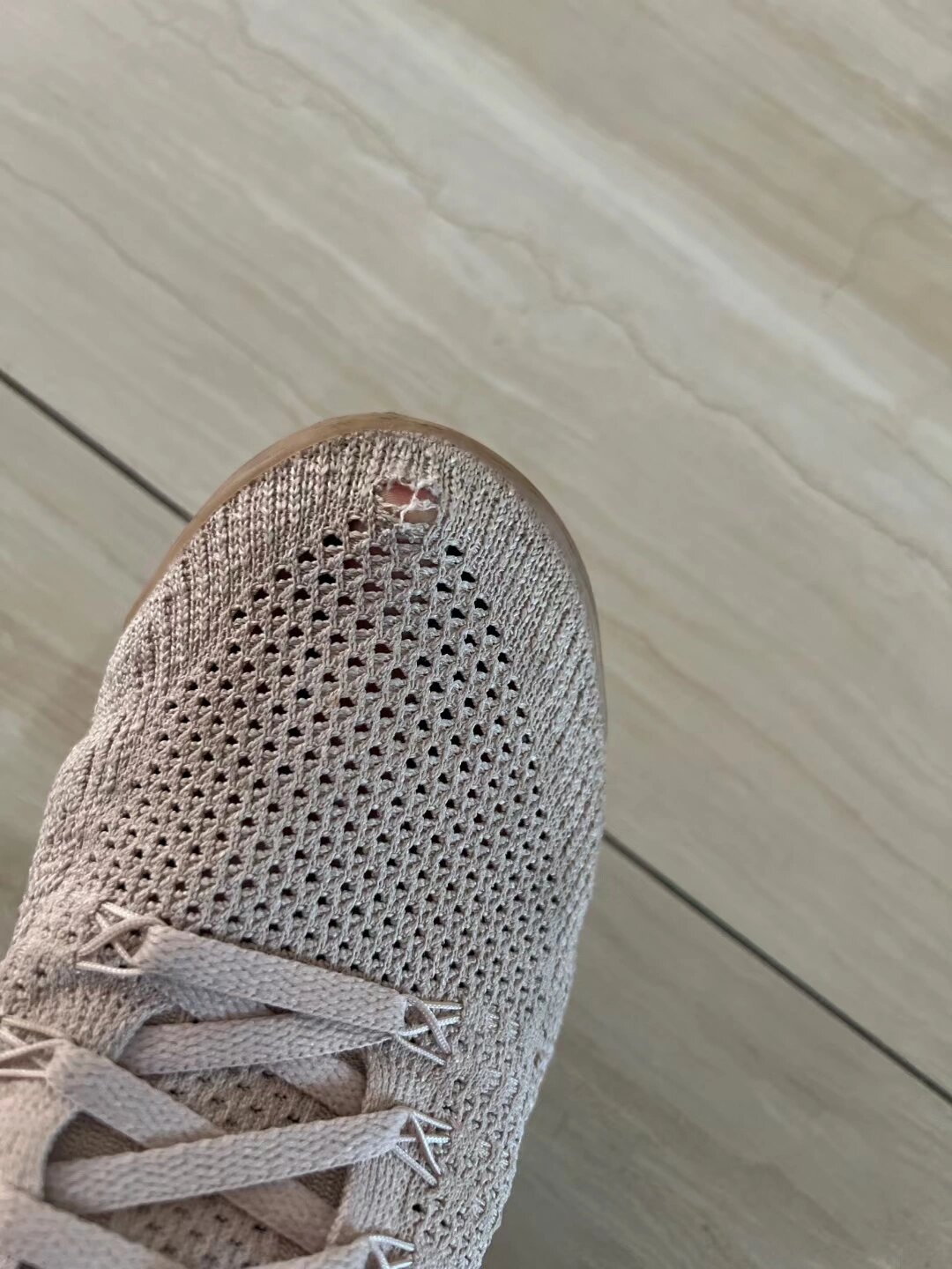 鞋子前面破洞了怎么办,小来帮你 max运动鞋 秋季到了,终于不再是穿