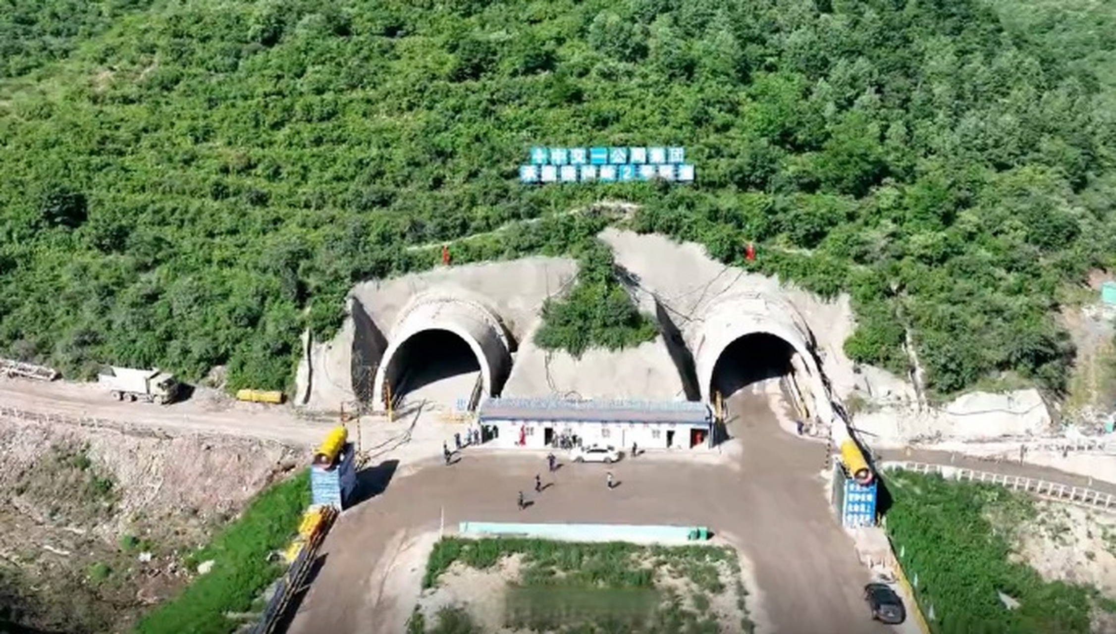 近日,黎霍高速公路侯神岭2号隧道顺利实现双幅贯通,至此,黎霍高速