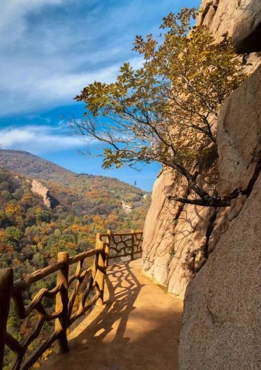 祖山 祖山風景區位於秦皇島市青龍滿族自治縣東南境內,燕山東麓,渤海