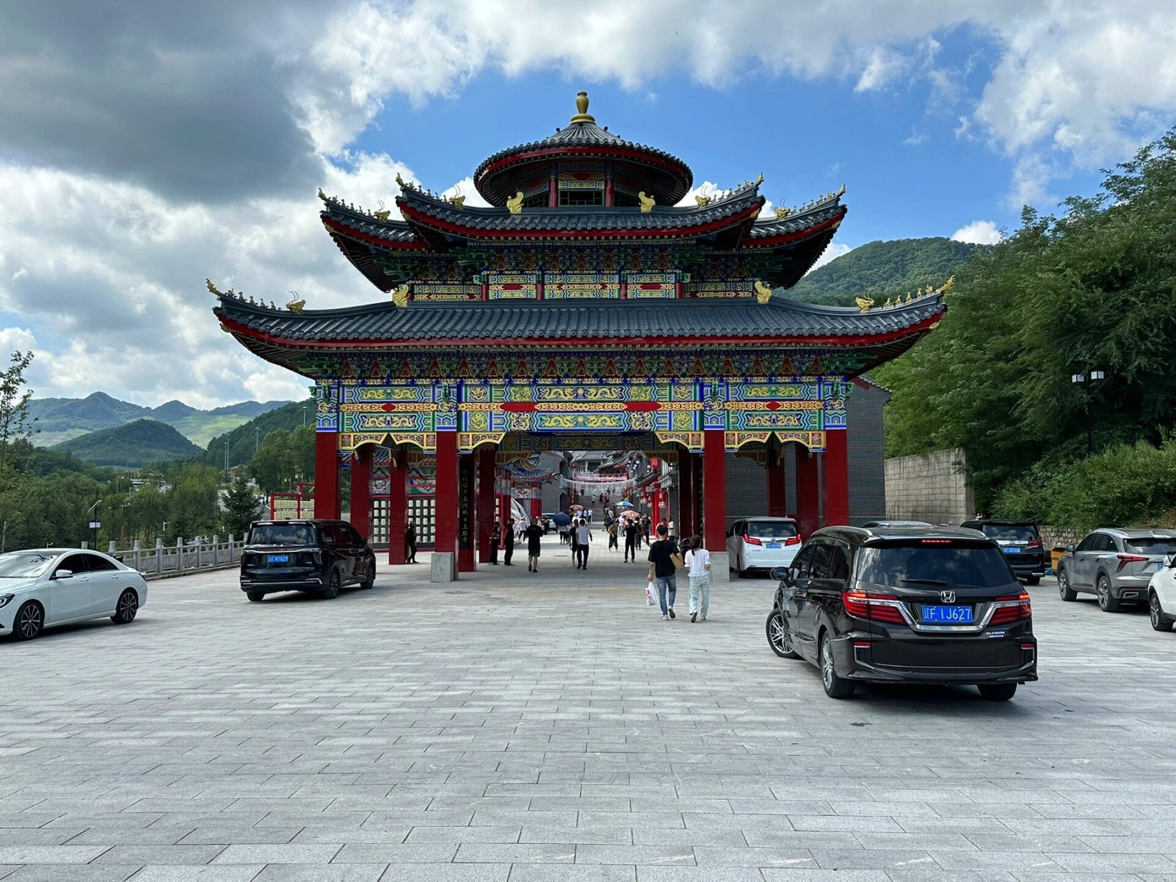 铁刹山风景区  距辽宁省本溪市东40公里有九顶铁刹山,海拔900米