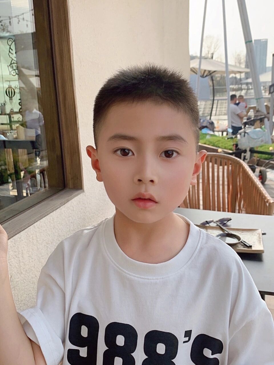 男童发型～天气热了寸头更适合爱动的男孩