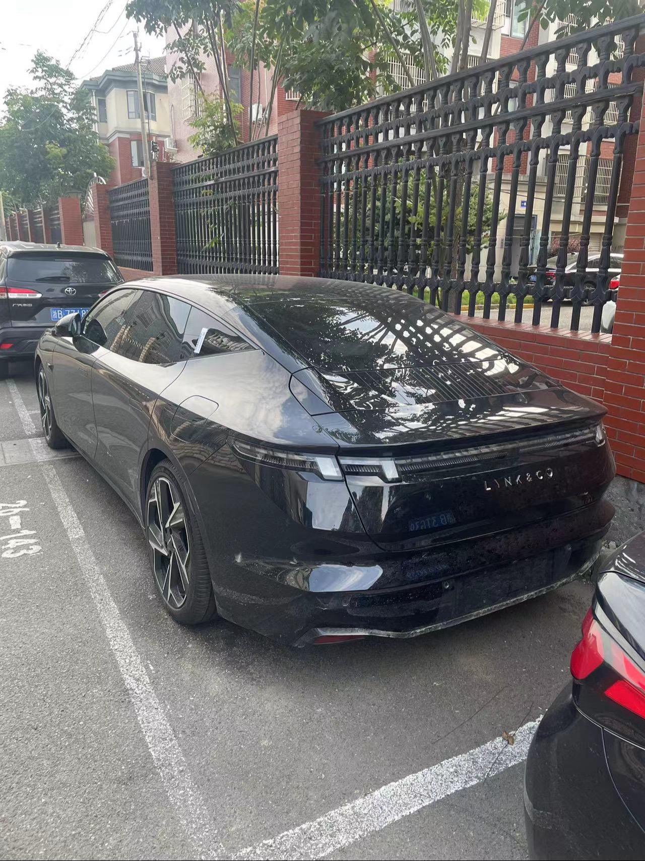 好帅一黑车呀如果再把轮毂熏黑就更加绝绝子了
