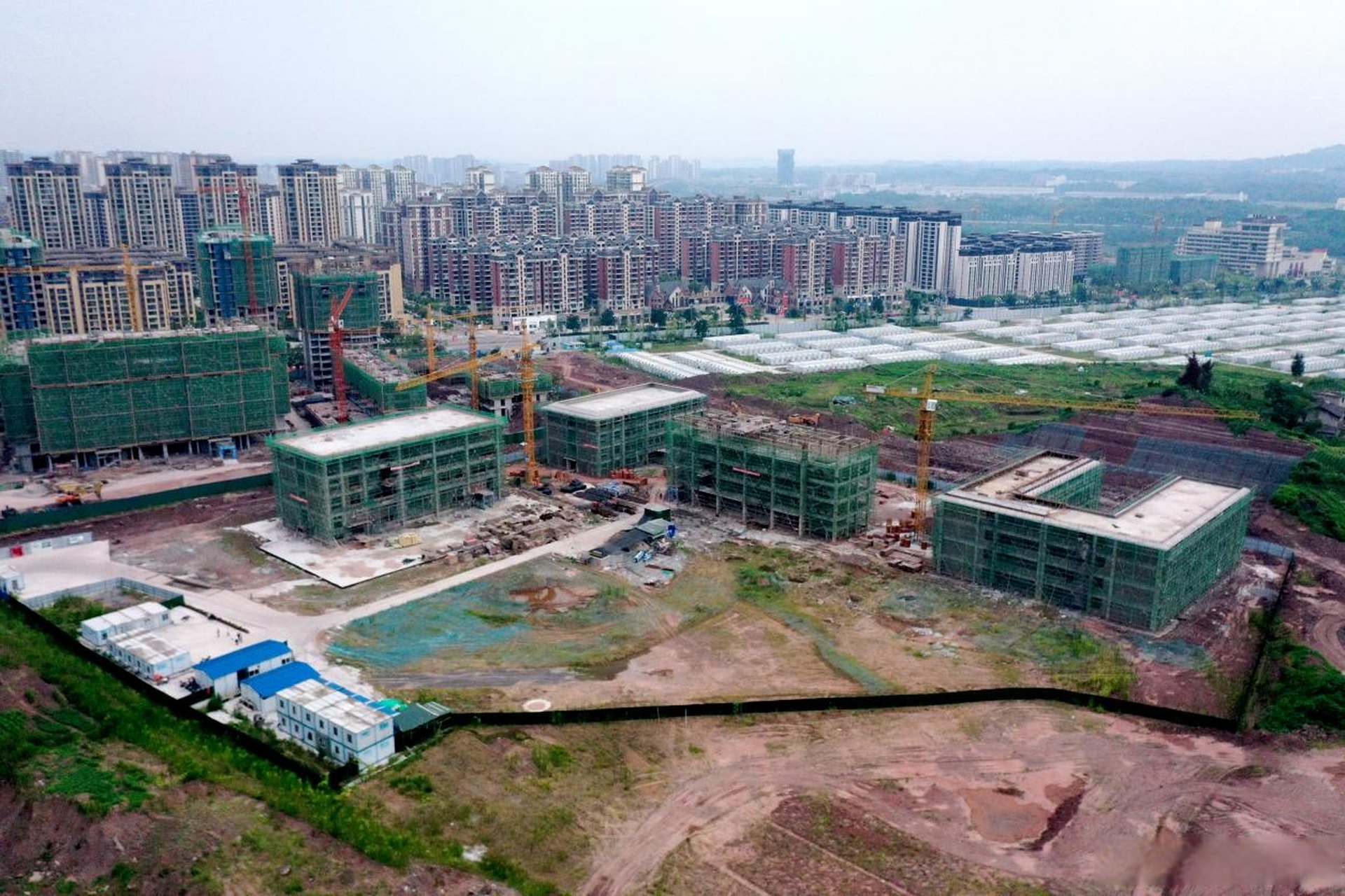 7月13日,在广安区官盛小学项目建设施工现场,记者看到,机器轰鸣,施工