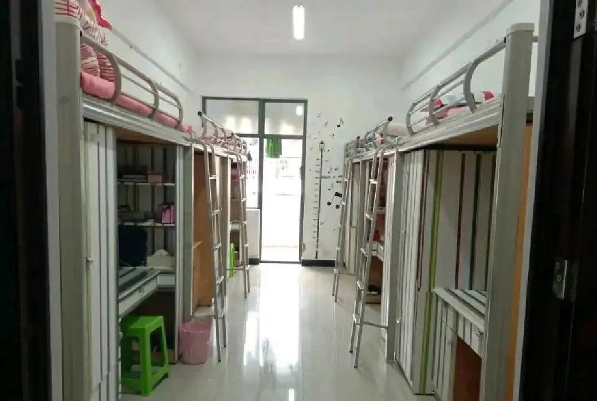 贵州水利水电职业技术学院学生宿舍 上床下桌,六人寝,有独立的洗漱台