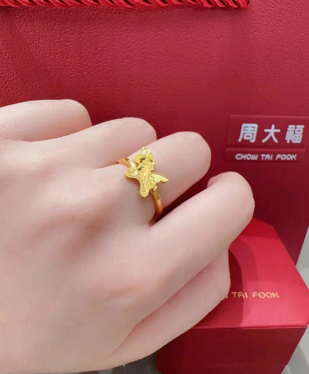 周大福独角兽戒指