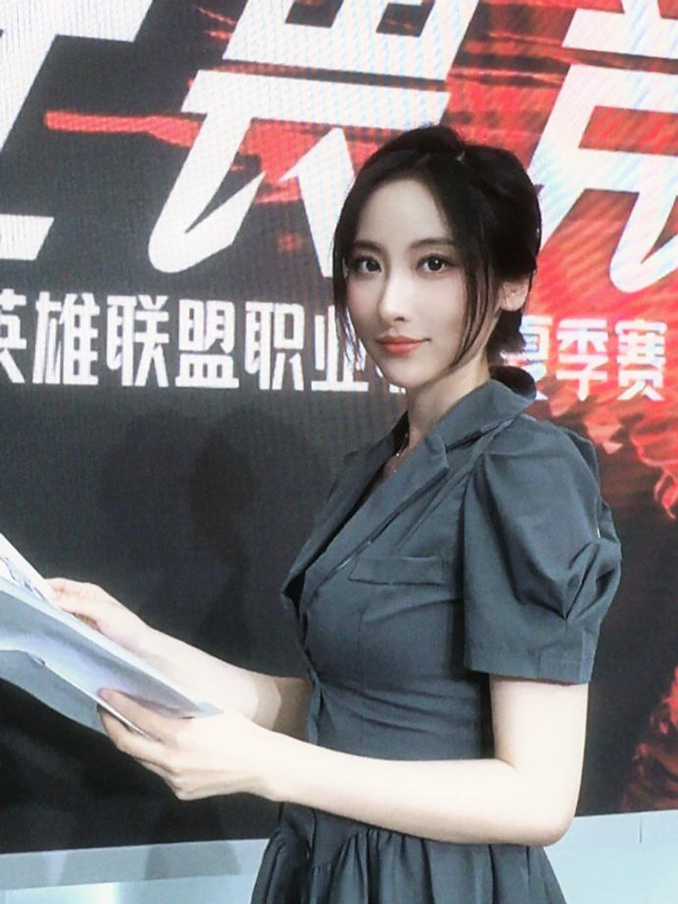 赛后lpl官方解说鼓鼓再因mvp投票引发争执,在线硬刚:投妮蔻有什么错