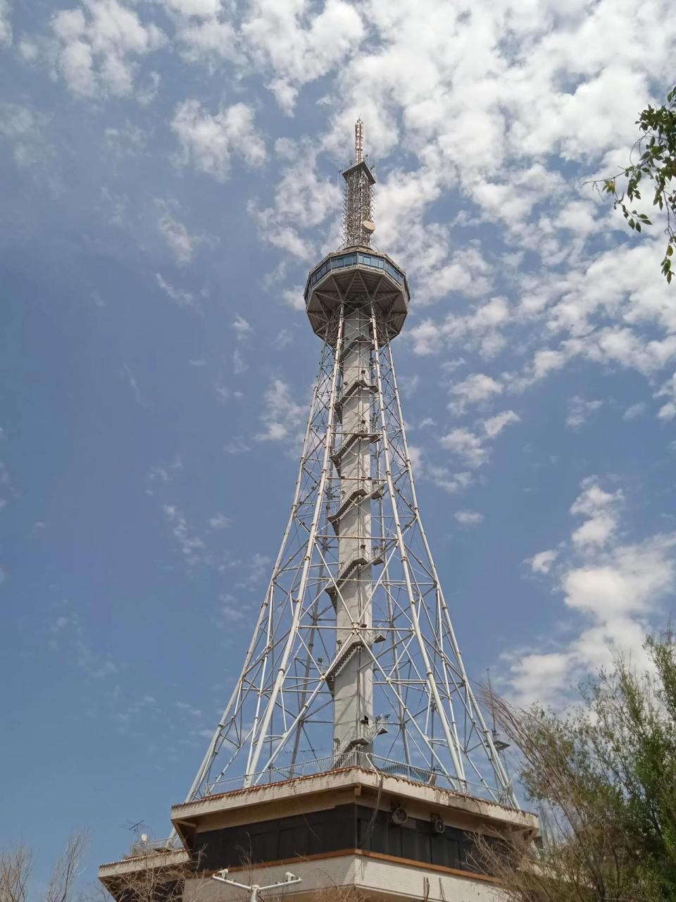 乌鲁木齐电视台的电视塔,从红山体育馆旁边的叠翠园大门进去,一直走到