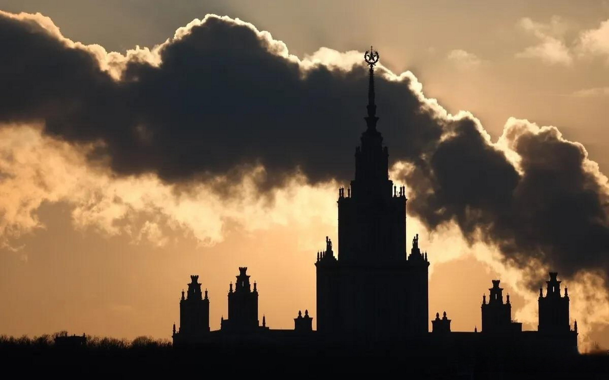 俄罗斯莫斯科多云天气 阳光穿透云层显壮观 当地时间2023年2月22日