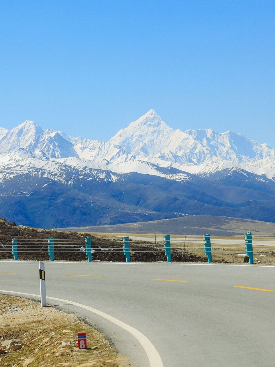 国内西部地区的雪山资源非常丰富,很多雪山就是路边的风景.