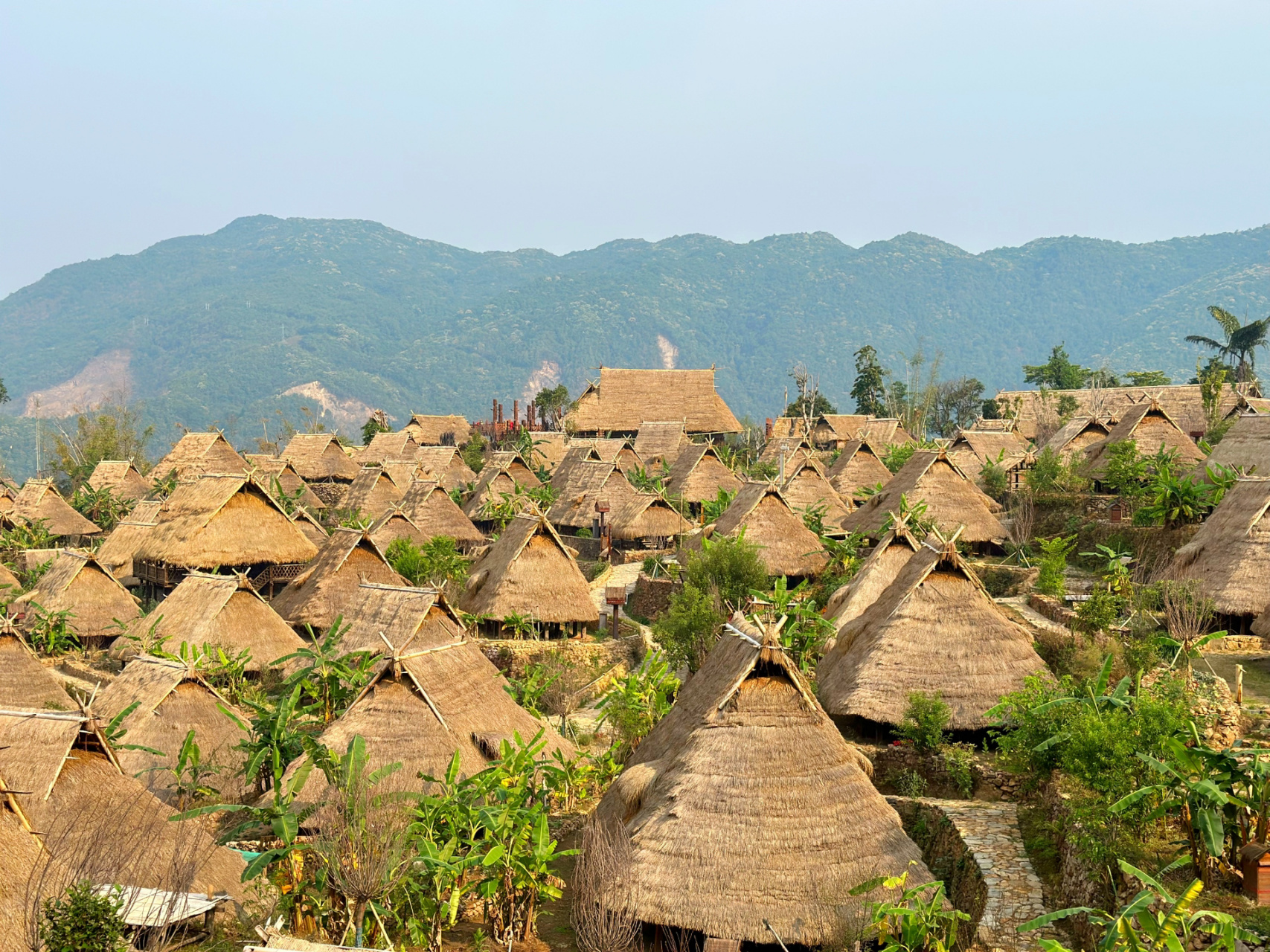沧源秘境 ～ 翁丁古寨 感受一波佤族的点头摸你黑仪式,进入古寨由上