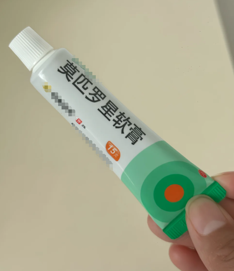 下巴出现红肿硬块的痘痘,常见原因包括毛囊炎,内