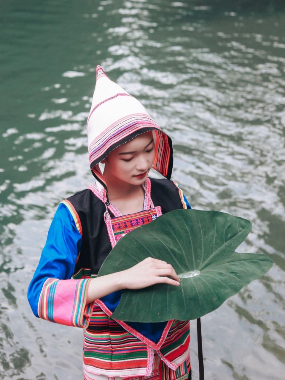 7815基诺族服饰: 95头饰: 女子传统的头饰为白色"砍刀布"做的